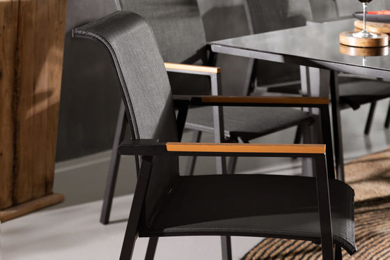 Mesa y silla de comedor para 12 invitados por AJUNION en el jardín