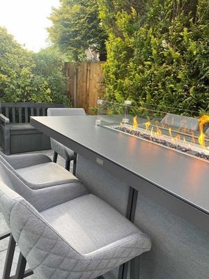 Envasado de correo JUNIÓN Todo tiempo Comedor al aire libre Con una mesa con chimenea