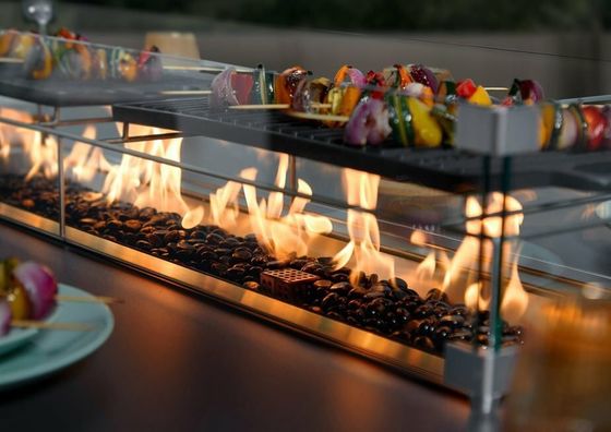 Envasado de correo JUNIÓN Todo tiempo Comedor al aire libre Con una mesa con chimenea