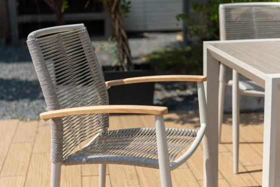 Disfruta de comidas al aire libre con el juego de jardín de aluminio de lujo AJUNION y el sillón de tejido de cuerda