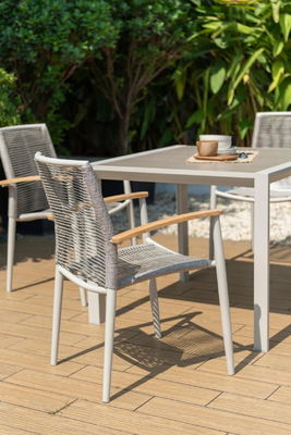 Disfruta de comidas al aire libre con el juego de jardín de aluminio de lujo AJUNION y el sillón de tejido de cuerda