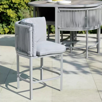 Maximice su espacio al aire libre con este conjunto de comedor de tejido de ratán y acero que ahorra espacio