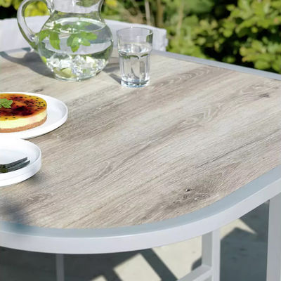 Maximice su espacio al aire libre con este conjunto de comedor de tejido de ratán y acero que ahorra espacio