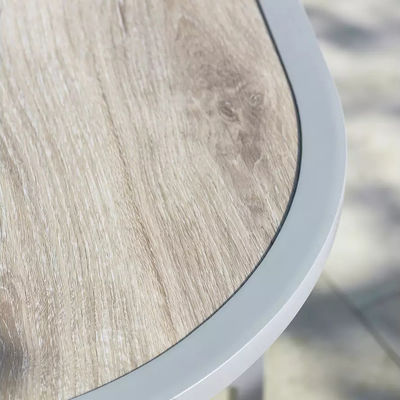 Maximice su espacio al aire libre con este conjunto de comedor de tejido de ratán y acero que ahorra espacio