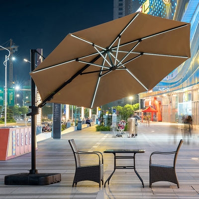 Muebles de exterior deben tener gran paraguas de manivela de aluminio con luces solares LED
