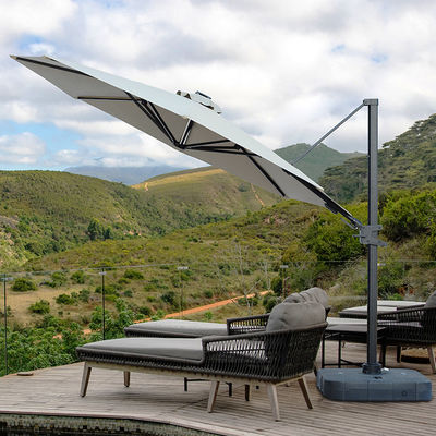 Muebles de exterior deben tener gran paraguas de manivela de aluminio con luces solares LED