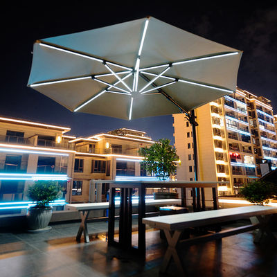 Muebles de exterior deben tener gran paraguas de manivela de aluminio con luces solares LED