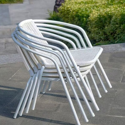 Restaurante al aire libre Balcón Cafetería Patio Jardín Conjunto de silla de ratán y pequeña mesa cuadrada blanca
