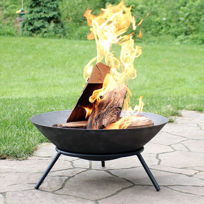 Fuego redondo lleno para la quema de leña en el jardín del patio trasero y reuniones al aire libre