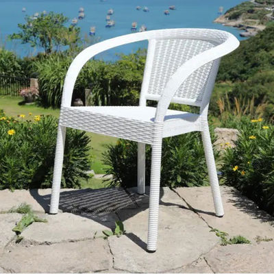 Silla de brazo de comedor de café apilada de plástico de ratán para banquete de bodas en el jardín al aire libre