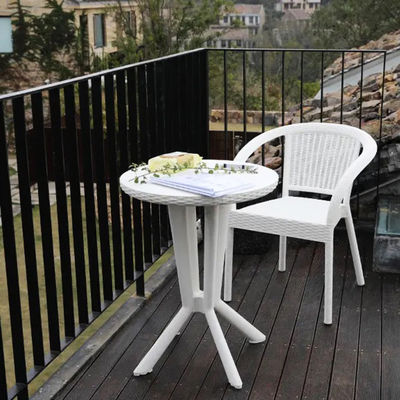 Silla de brazo de comedor de café apilada de plástico de ratán para banquete de bodas en el jardín al aire libre