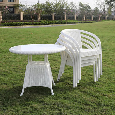 Silla de brazo de comedor de café apilada de plástico de ratán para banquete de bodas en el jardín al aire libre