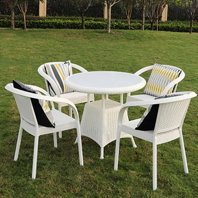 Silla de brazo de comedor de café apilada de plástico de ratán para banquete de bodas en el jardín al aire libre