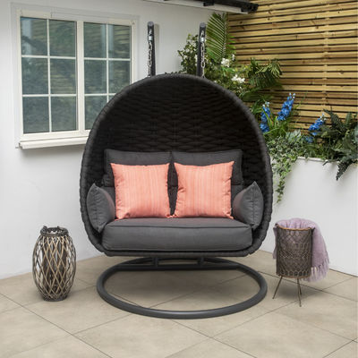 80 kg Capacidad de carga silla de huevo giratoria de doble asiento de ratan PE para muebles exteriores de lujo