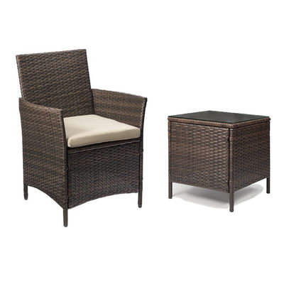 Muebles para exteriores con sillones apilables y sillas de vícara de ratán sintético