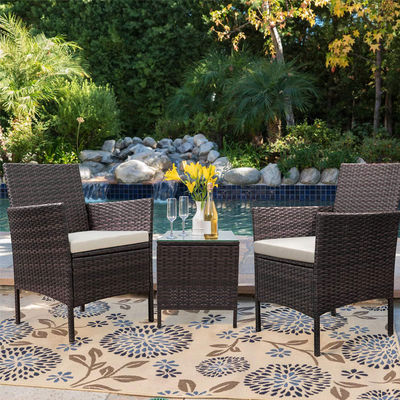 Muebles para exteriores con sillones apilables y sillas de vícara de ratán sintético