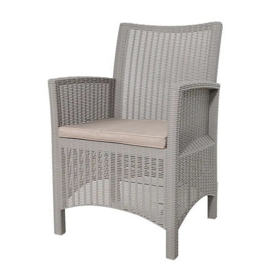 Transforme su patio en un paraíso nórdico con un conjunto de mesas y sillas de plástico