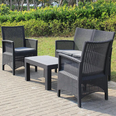 Transforme su patio en un paraíso nórdico con un conjunto de mesas y sillas de plástico