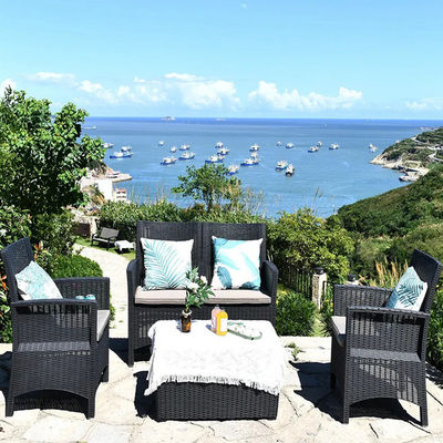 Transforme su patio en un paraíso nórdico con un conjunto de mesas y sillas de plástico