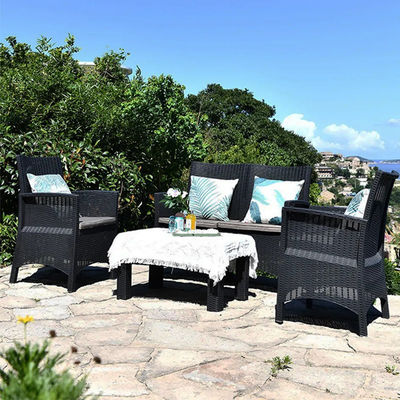 Transforme su patio en un paraíso nórdico con un conjunto de mesas y sillas de plástico