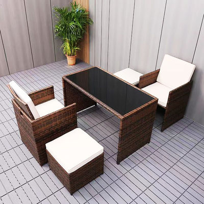 Conjunto de jardín de ahorro de espacio de plástico moderno de mesa y silla de esquina de ratán para patio del patio