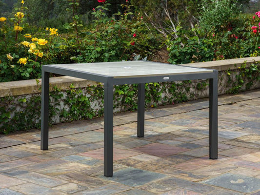 27.5" L x 25.5" W 26" H Set de comedor de aluminio con mesa de madera poliedrada y agujero para sombrillas