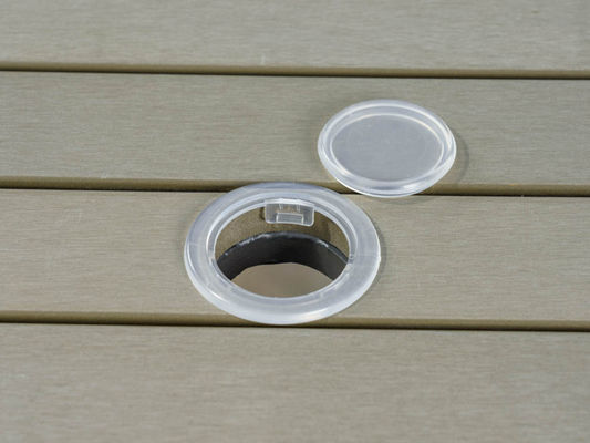 27.5" L x 25.5" W 26" H Set de comedor de aluminio con mesa de madera poliedrada y agujero para sombrillas