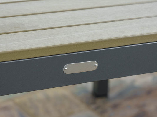 27.5" L x 25.5" W 26" H Set de comedor de aluminio con mesa de madera poliedrada y agujero para sombrillas