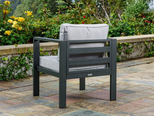 27.5" L x 25.5" W 26" H Set de comedor de aluminio con mesa de madera poliedrada y agujero para sombrillas