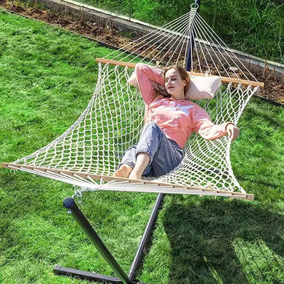 Acogedora cama de hamaca portátil plegable con malla de cuerda de algodón para acampar en jardines interiores al aire libre