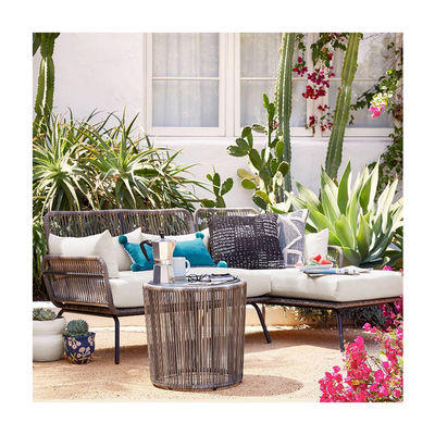 Jardín al aire libre de ocio con muebles tejidos de mimbre hechos a mano y sofá seccional