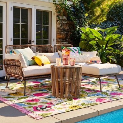 Jardín al aire libre de ocio con muebles tejidos de mimbre hechos a mano y sofá seccional