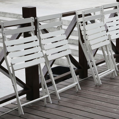 Conjunto de mesa y silla plegable de función tradicional y contemporánea para patio
