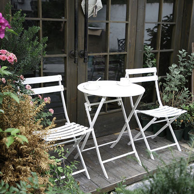 Conjunto de mesa y silla plegable de función tradicional y contemporánea para patio