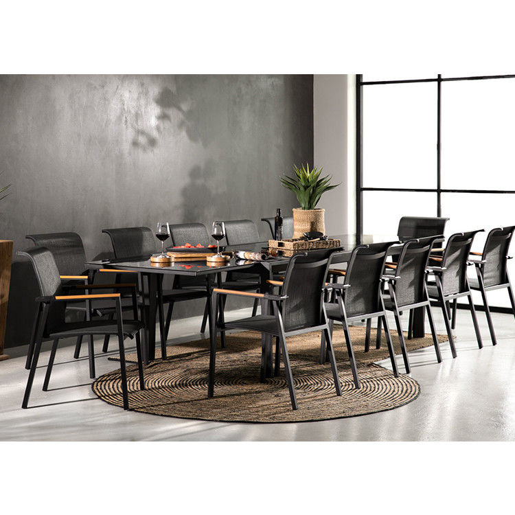 Mesa y silla de comedor para 12 invitados por AJUNION en el jardín