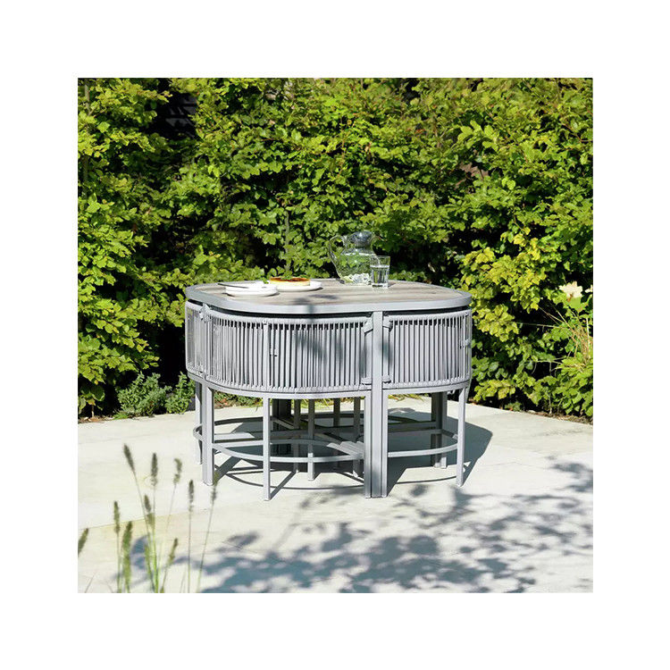 Maximice su espacio al aire libre con este conjunto de comedor de tejido de ratán y acero que ahorra espacio