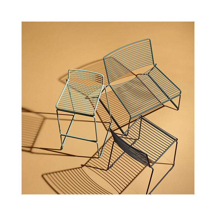 Silla de jardín con marco de acero Diseño colorido y minimalista para interiores al aire libre por AJUNION