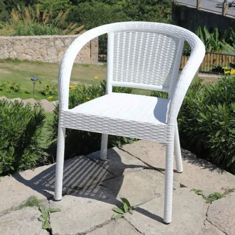 Silla de brazo de comedor de café apilada de plástico de ratán para banquete de bodas en el jardín al aire libre