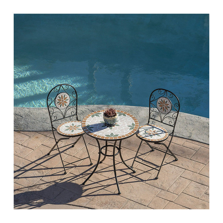 AJUNION 3 piezas de mosaico de hierro de azulejos Patio Bistro Set con mesa de cerámica y sillas plegables