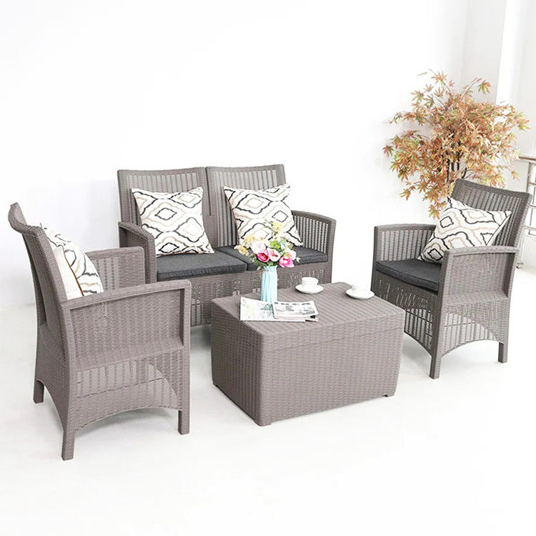 Transforme su patio en un paraíso nórdico con un conjunto de mesas y sillas de plástico