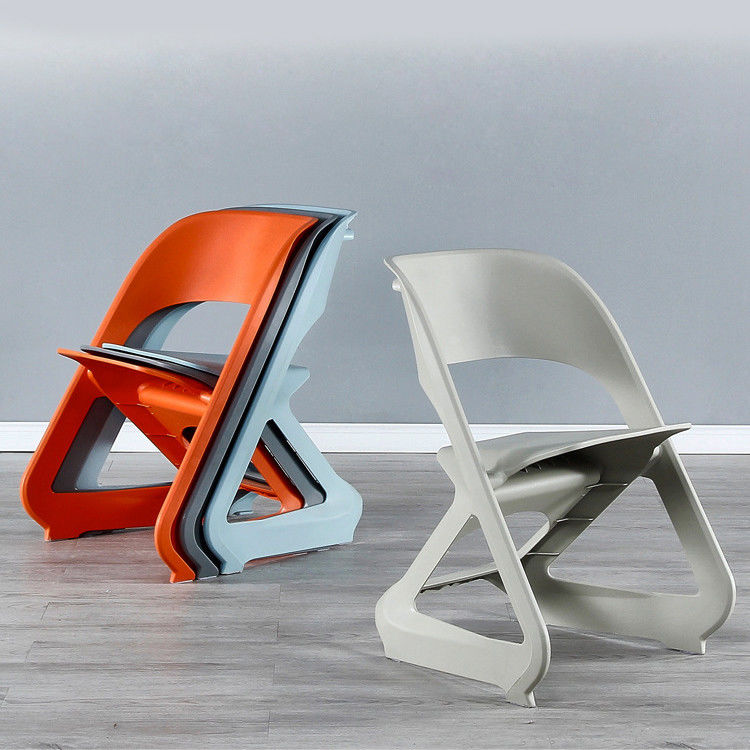 Sillas de café de plástico apilables modernas y simples para balcón de ocio al aire libre de Nordic Morden